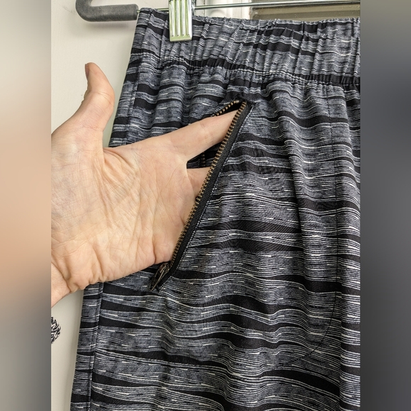 Athleta Ariel Aspire Ankle Pant Patterned Joggers Size 6 Black and White - Picture 7 of 12